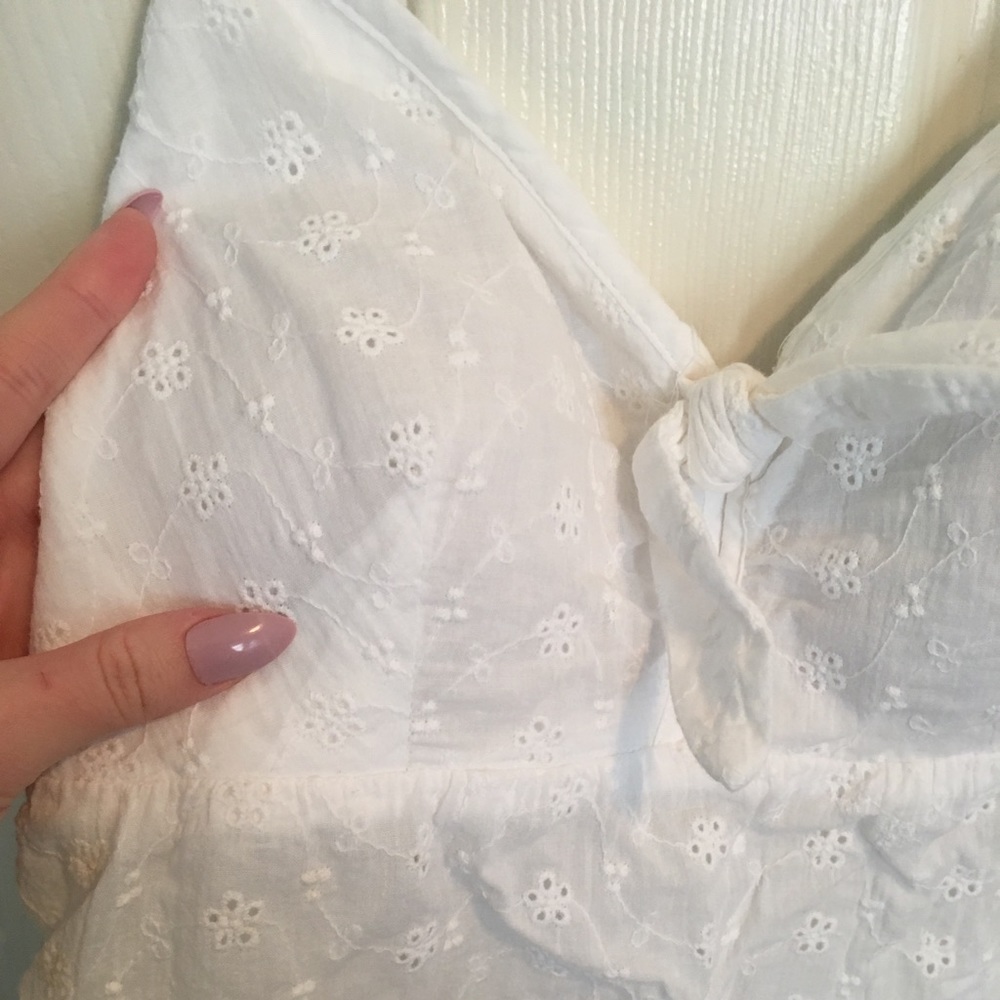 SOLD 5 for 20! White top with bow - Picture 2 of 3